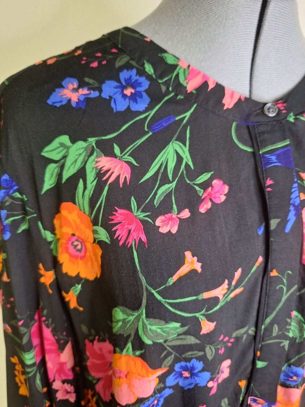 Old Navy Black Tunic Shirt with Multicolor Floral Accent            Sz XXL T